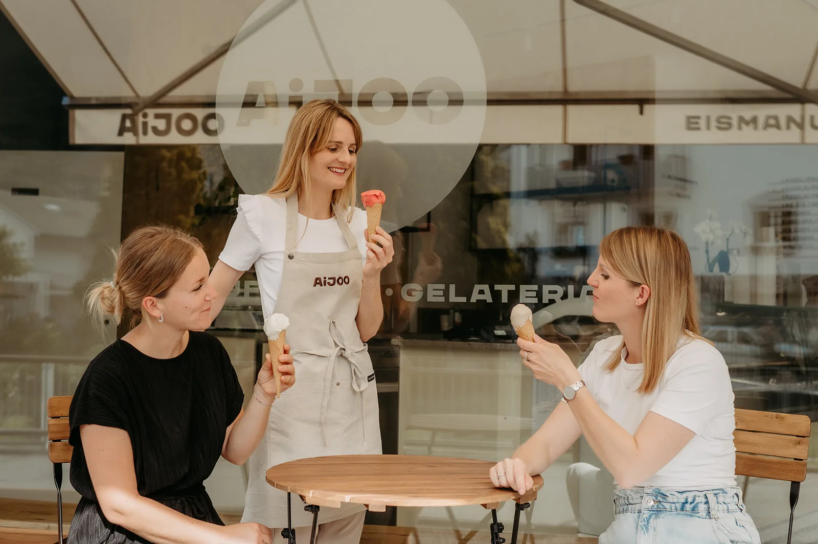 Drei Frauen mit Eis vor der AiJOO-Gelateria