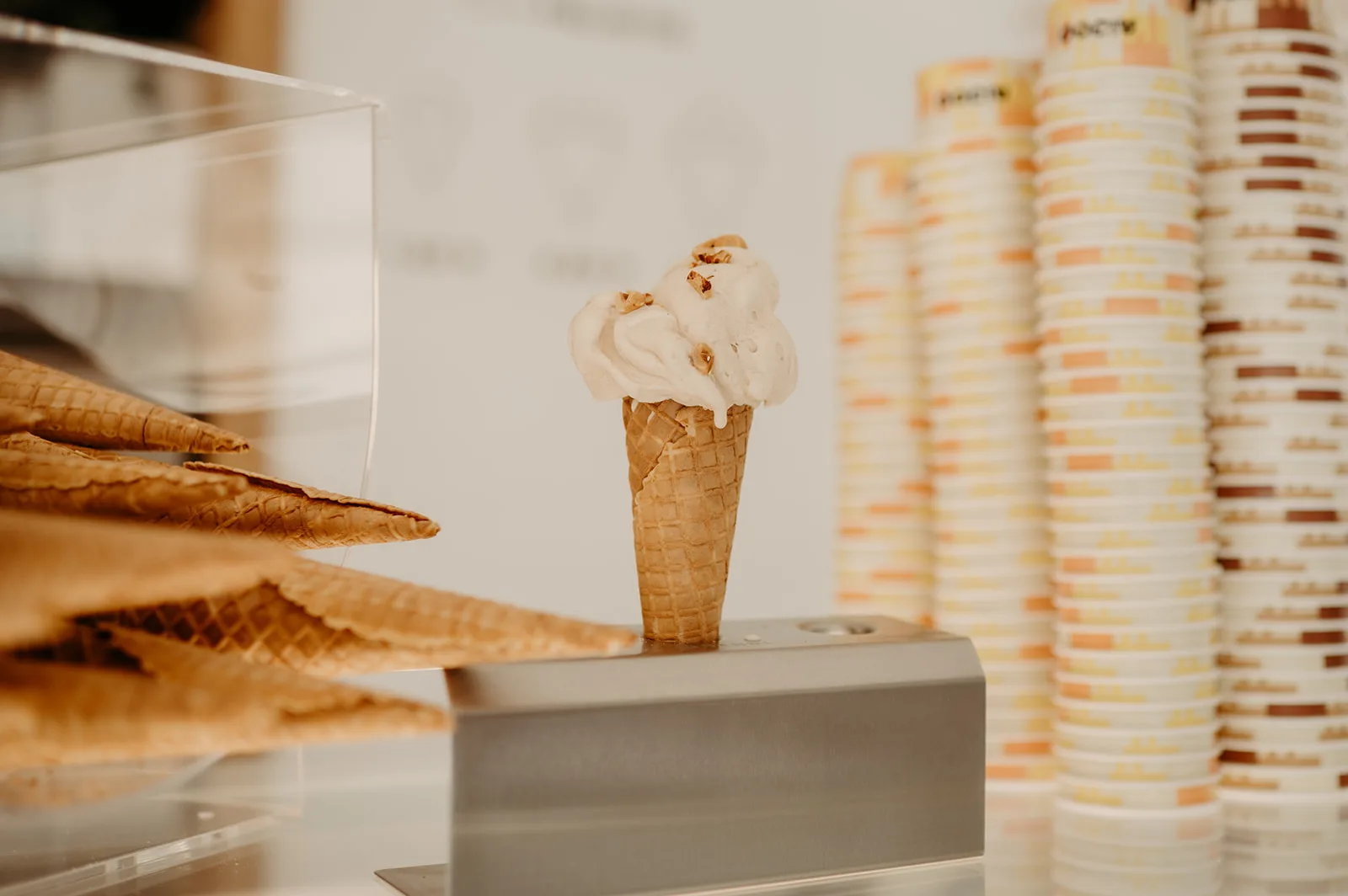 Softeis in der Waffel zwischen Bechern und Hörnchen