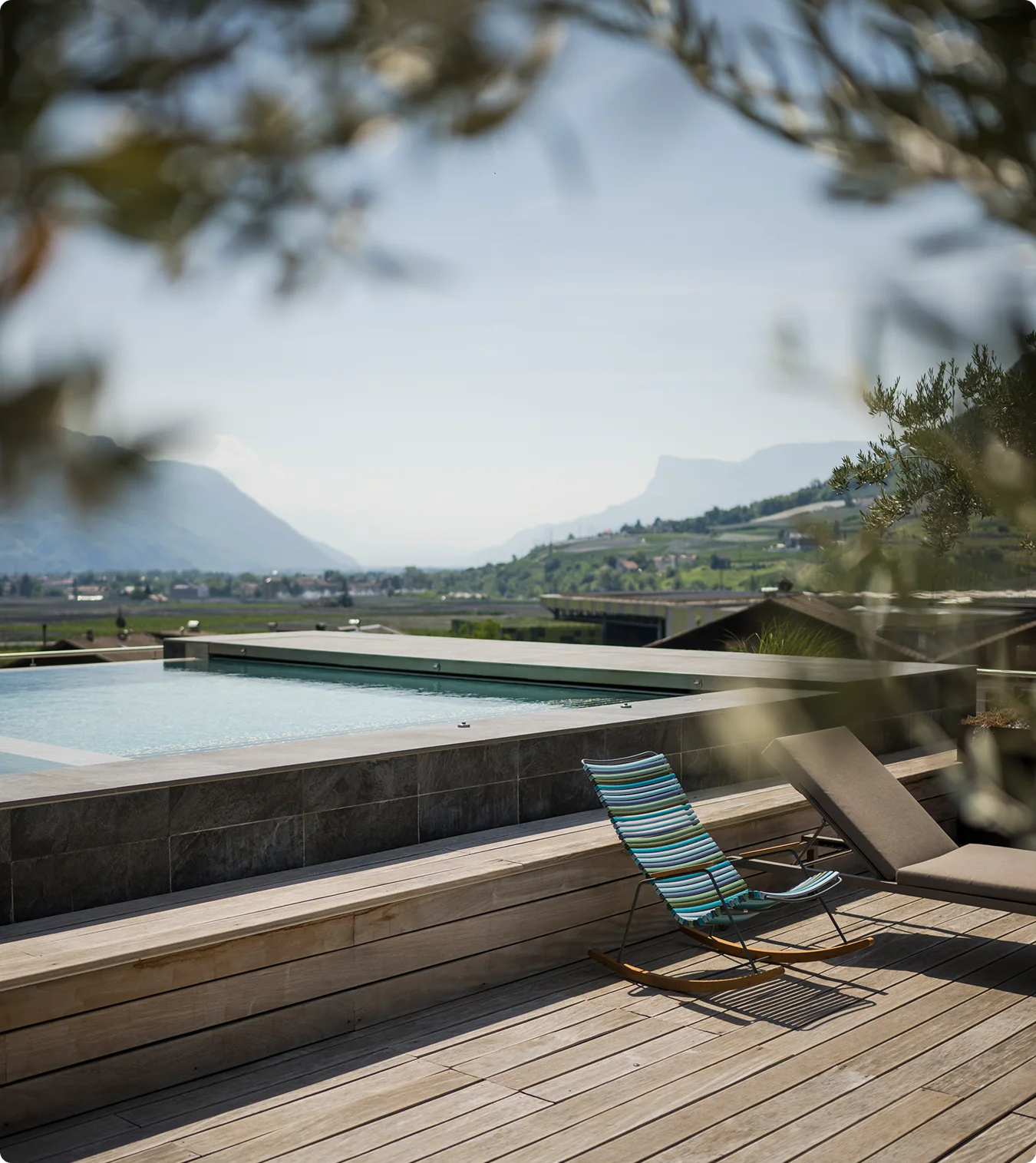 Pool-Terrasse des Hotels Das Dorner mit Blick auf die Südtiroler Berge
