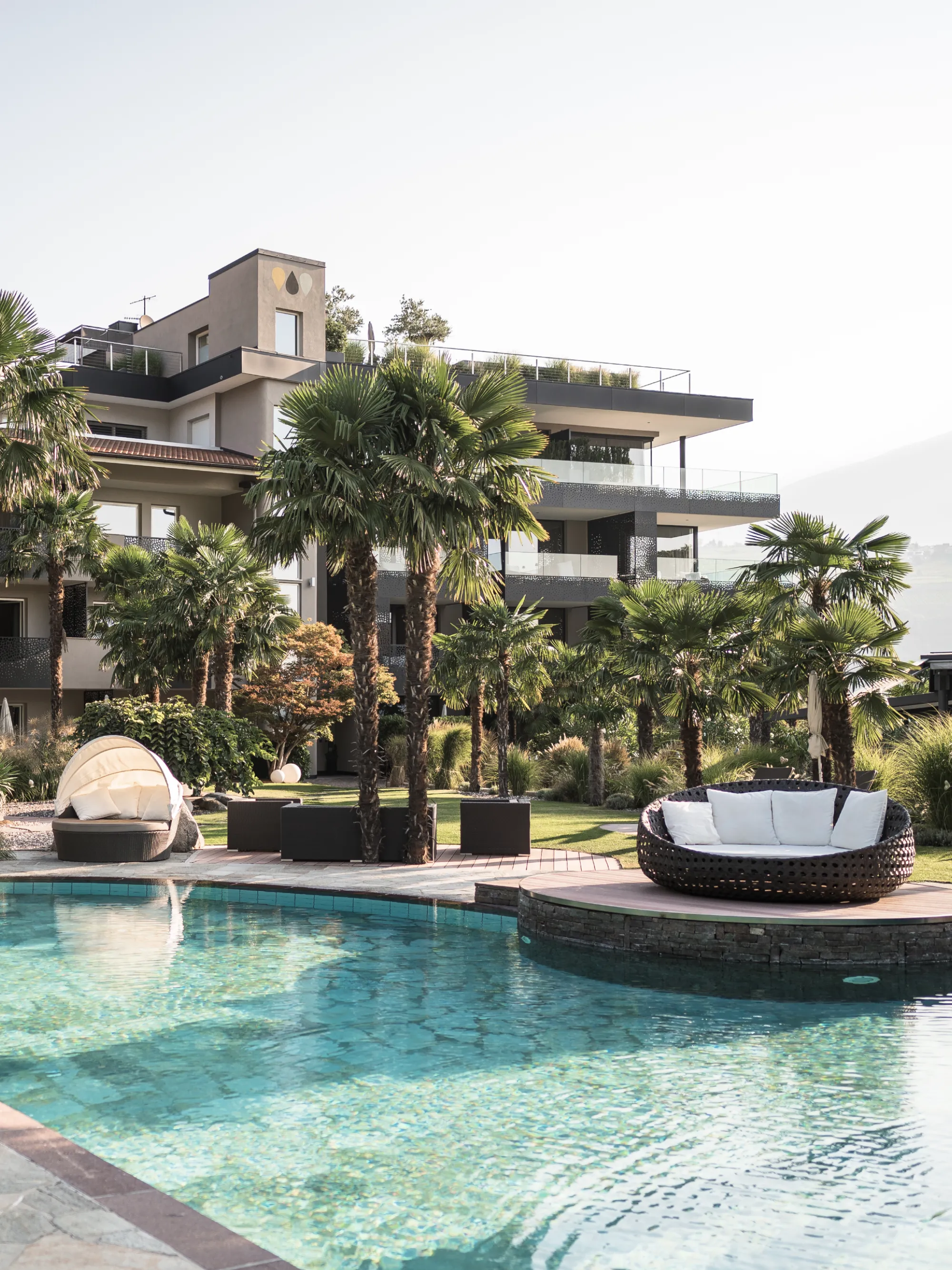 Außenansicht des Hotels mit Palmen und Pool