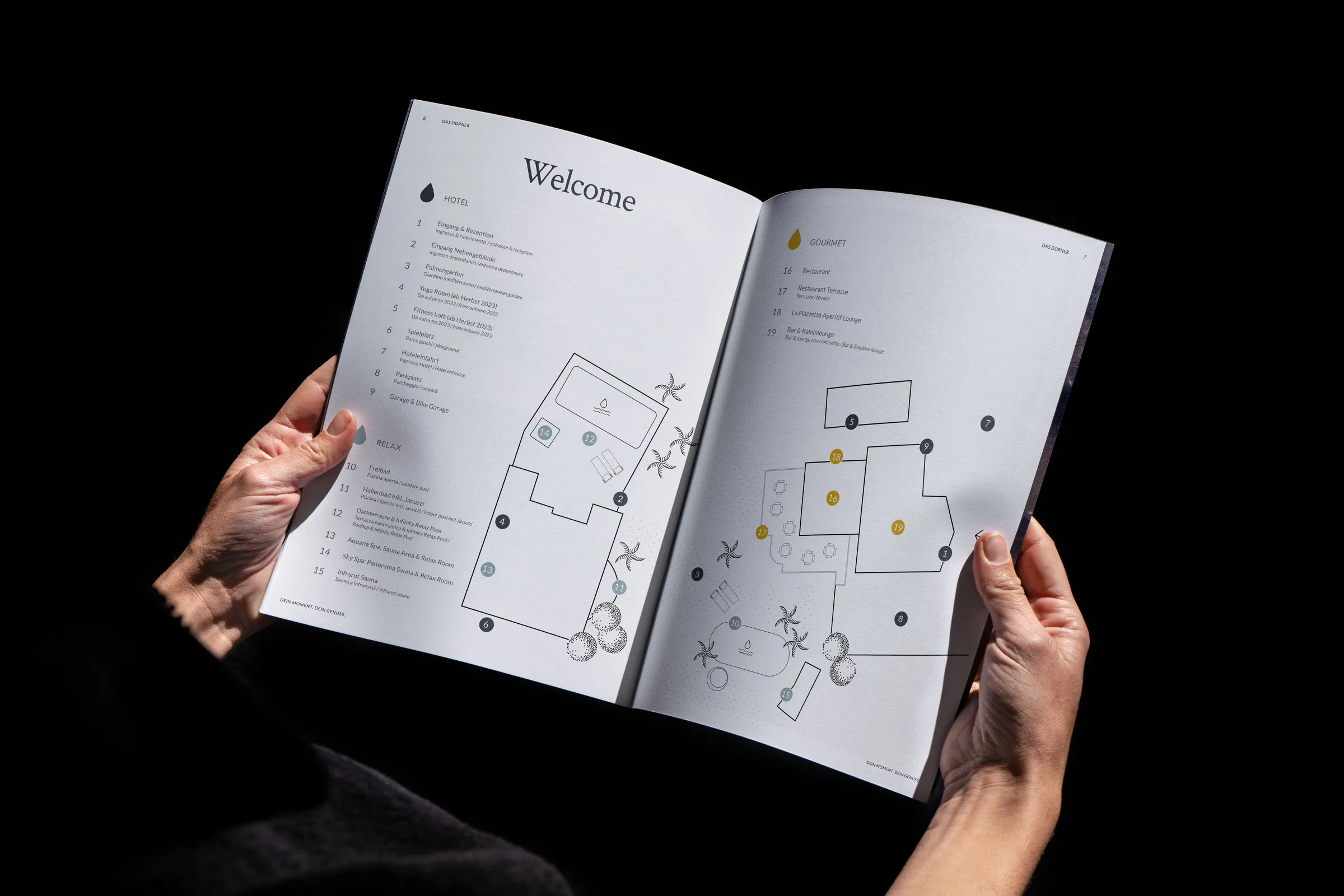 Welcome-Doppelseite der Imagebroschüre mit Hotelplan