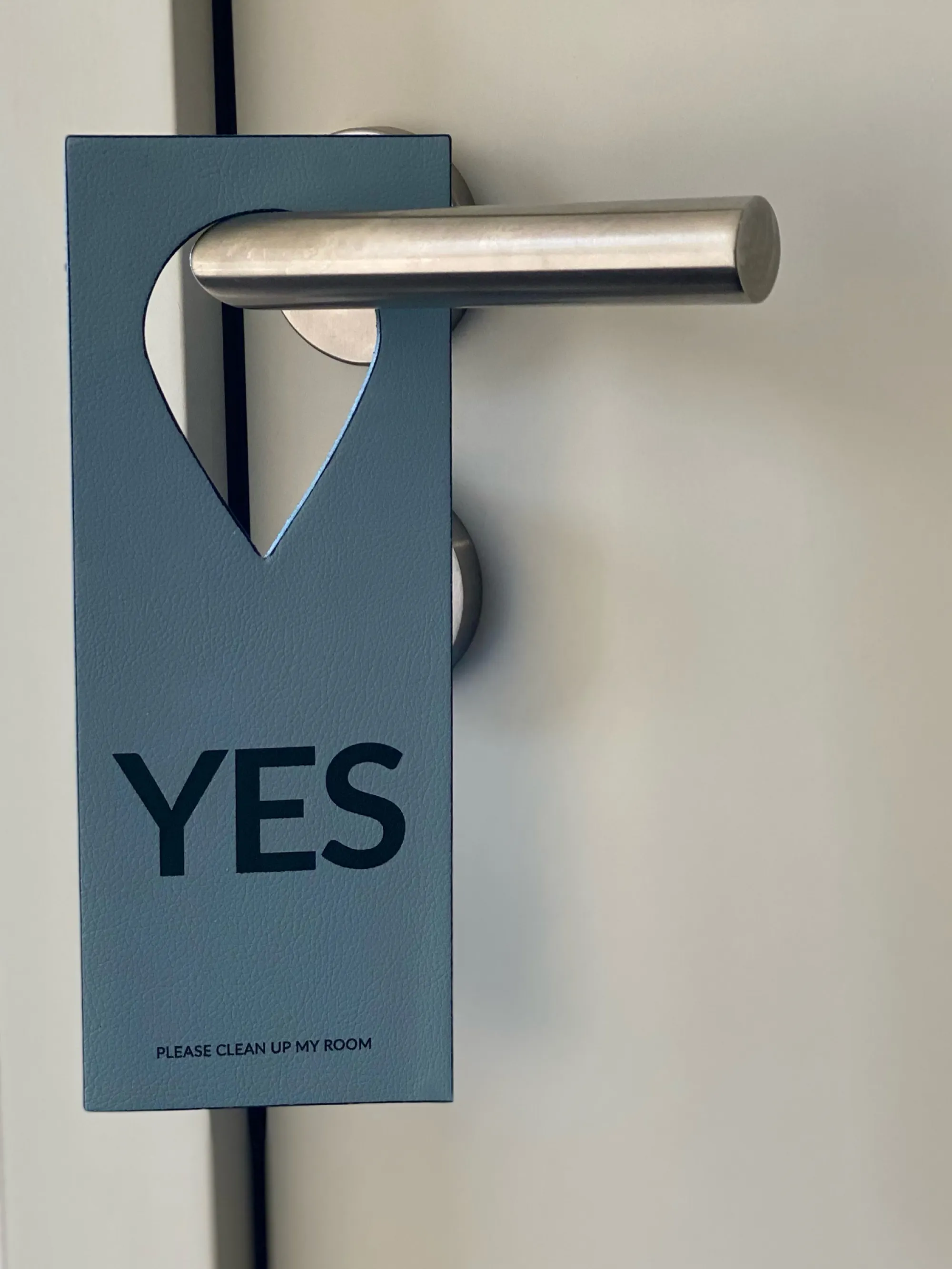 „YES“-Türhänger an der Zimmertür