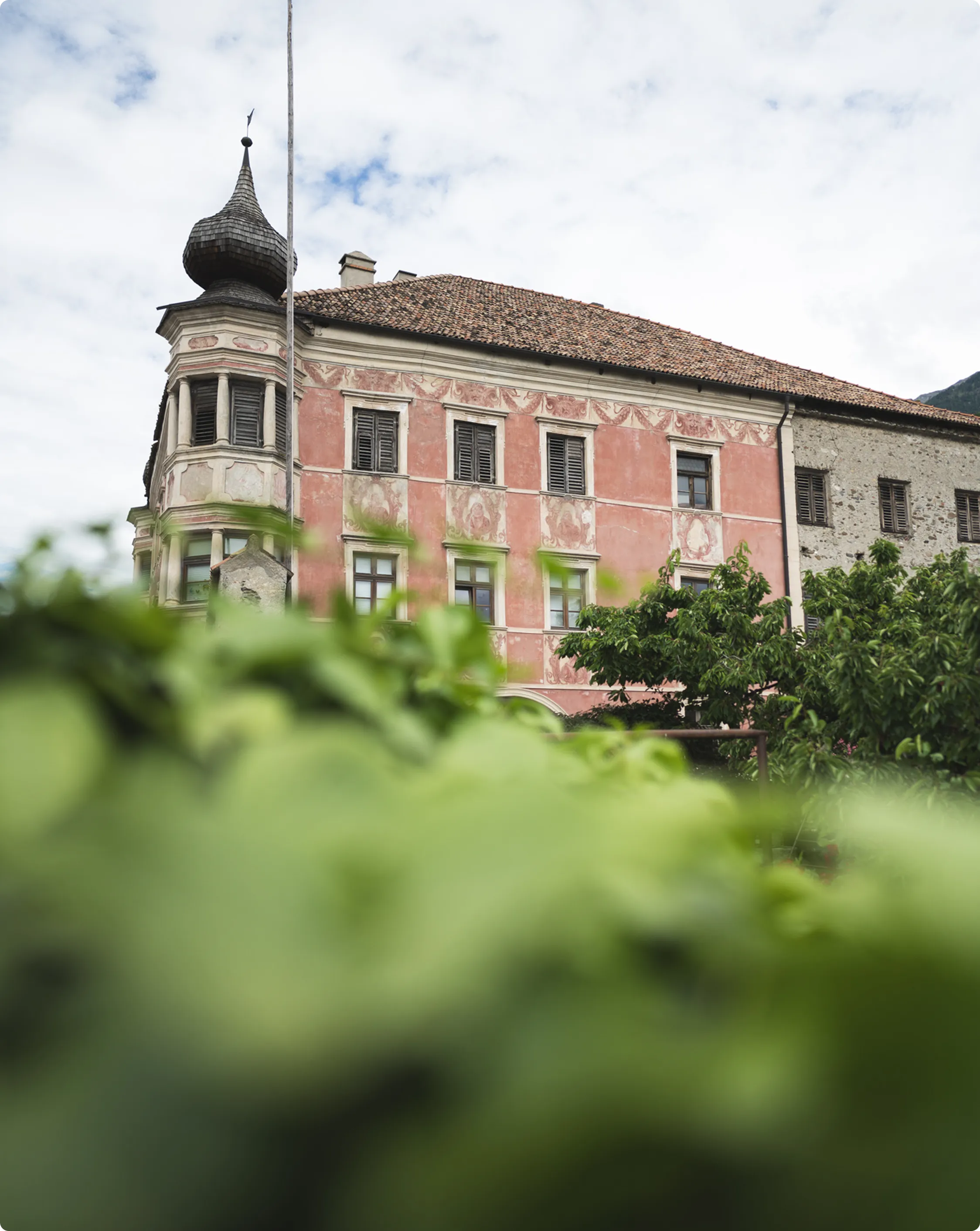 Plakatmotiv Rotes Schloss der Marktgemeinde Latsch