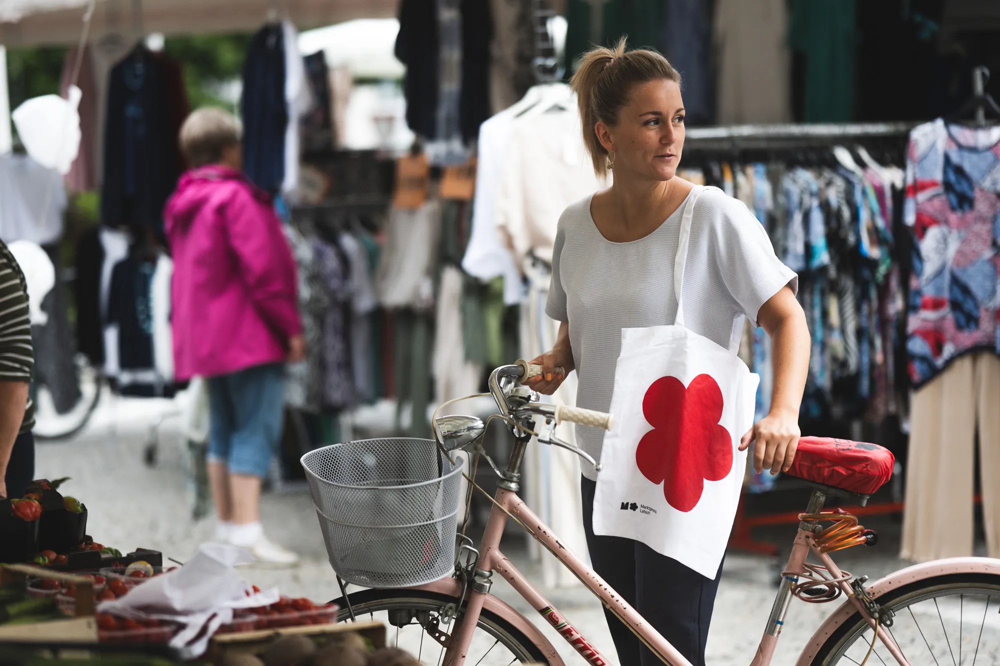 Frau mit Fahrrad und Jutebeutel der Marktgemeinde Latsch