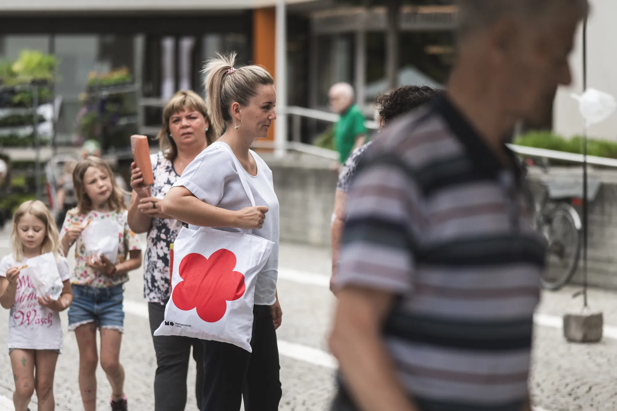 Familie mit Jutebeuteln der Marktgemeinde Latsch