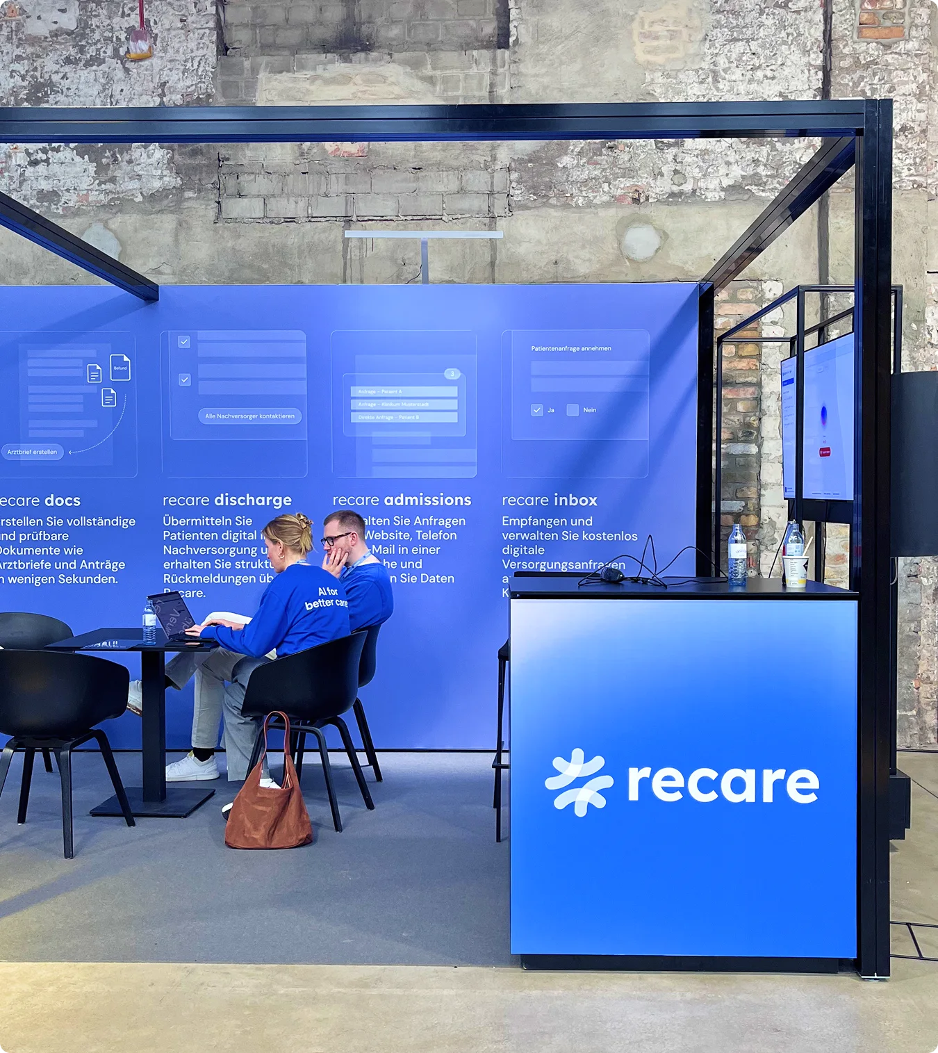 Recare-Messestand mit blauen Wänden auf dem AI Summit