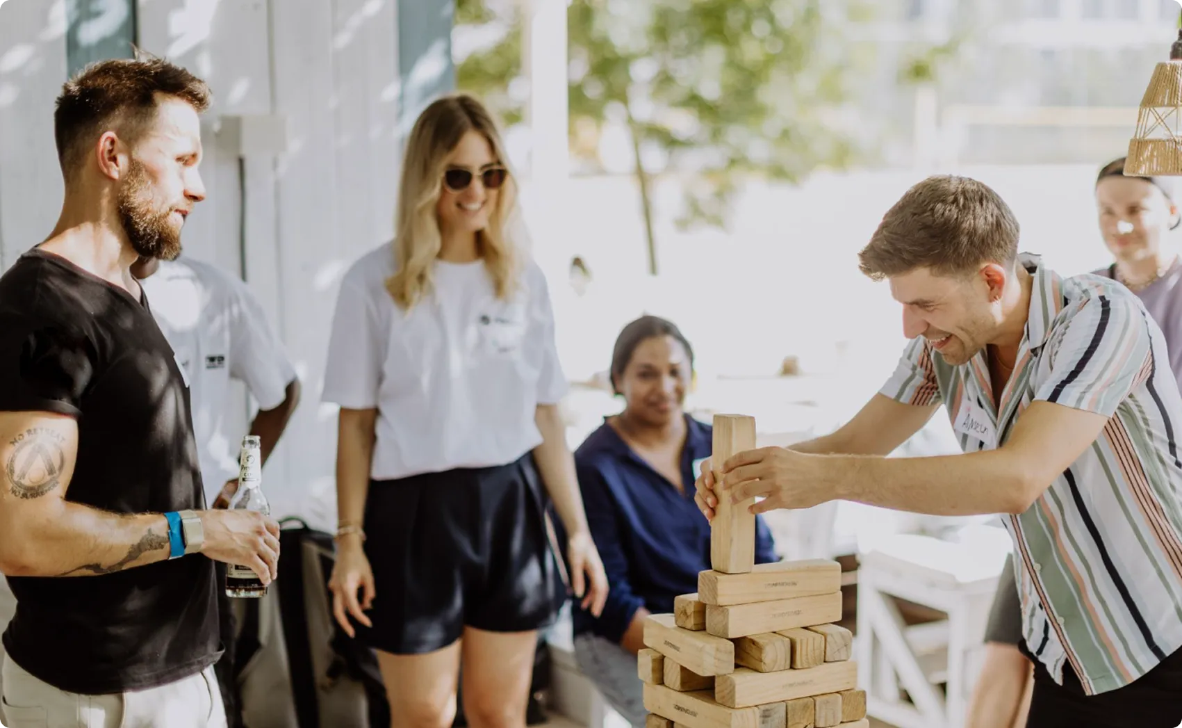 Recare-Mitarbeiter im T-Shirt mit dem Claim „AI for better care“