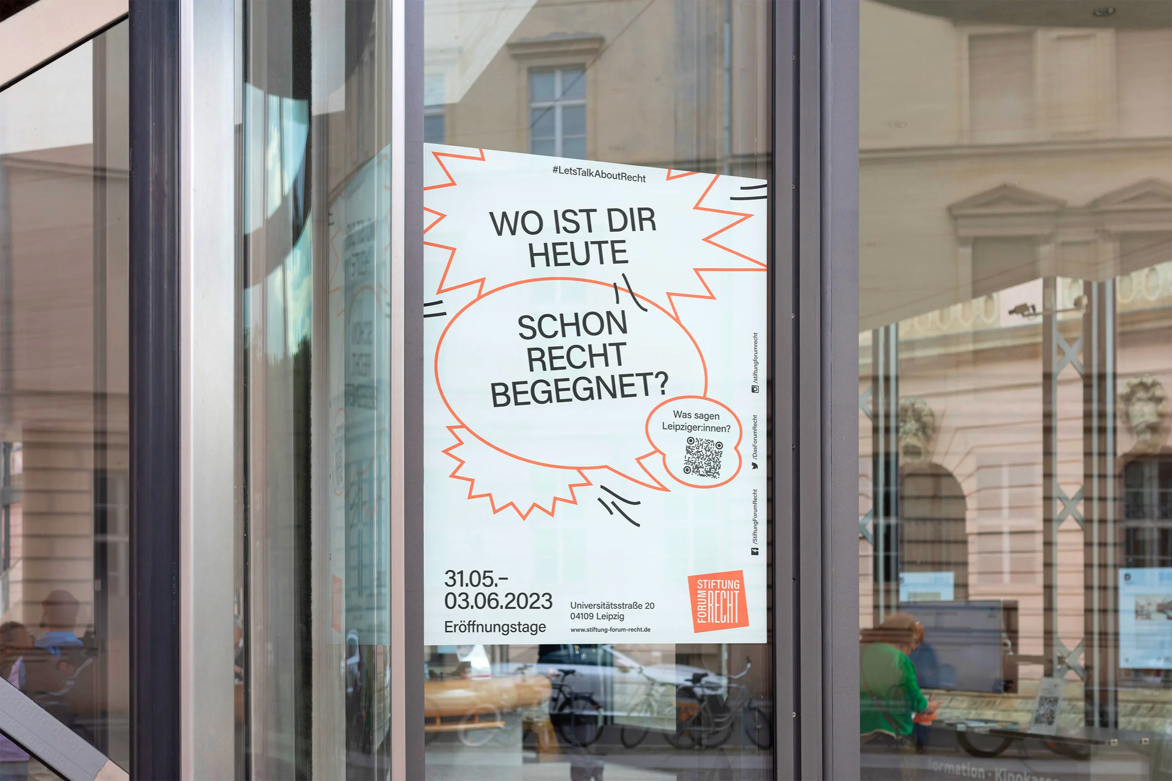 Schaufenster mit dem Plakat „Wo ist dir heute schon Recht begegnet?“
