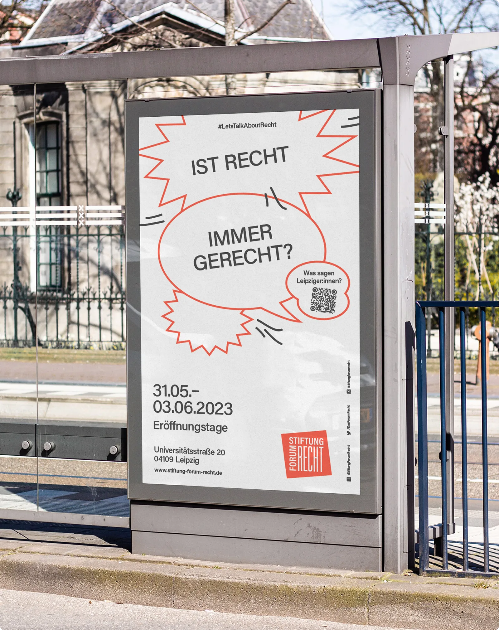 City-Light-Poster „Ist Recht immer gerecht?“ an der Bushaltestelle