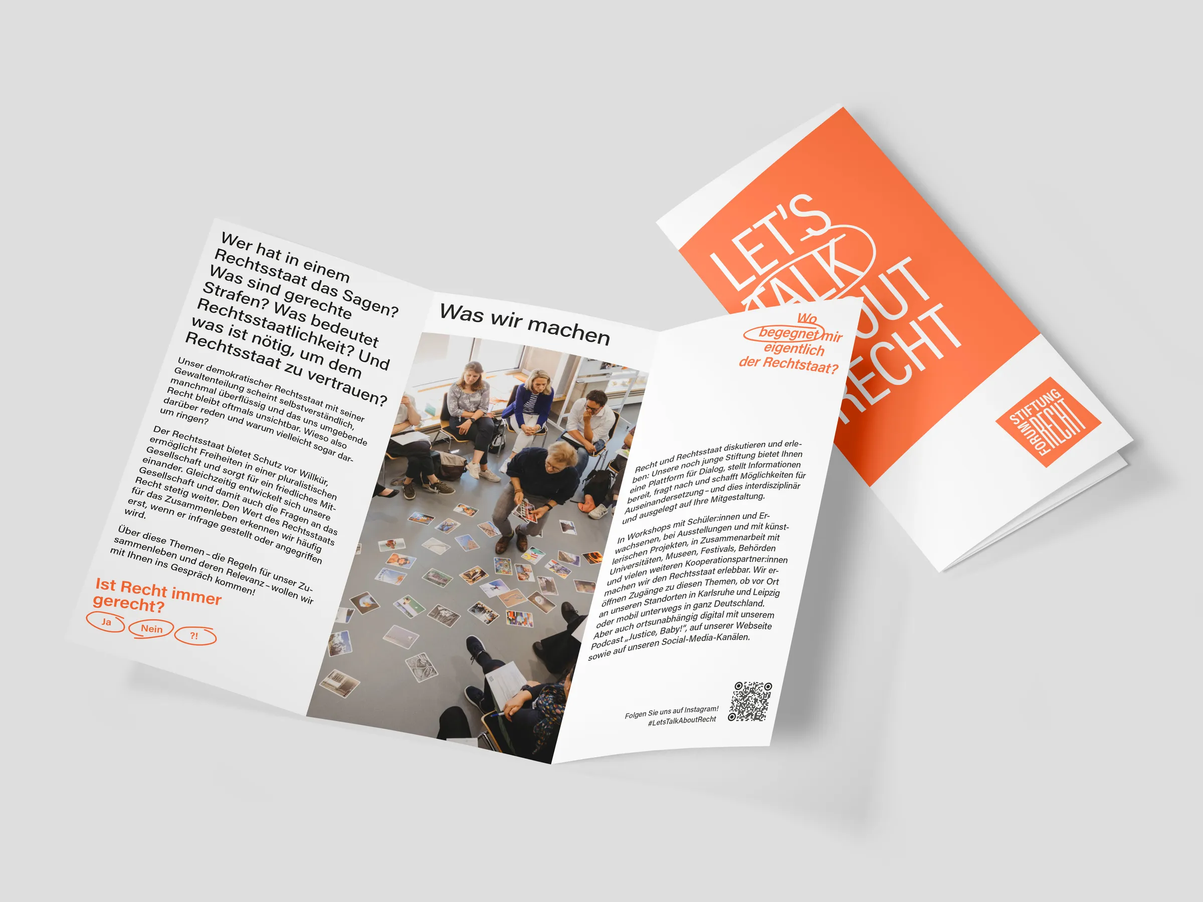 Aufgefächerte Trifold-Broschüre „Let's Talk about Recht“