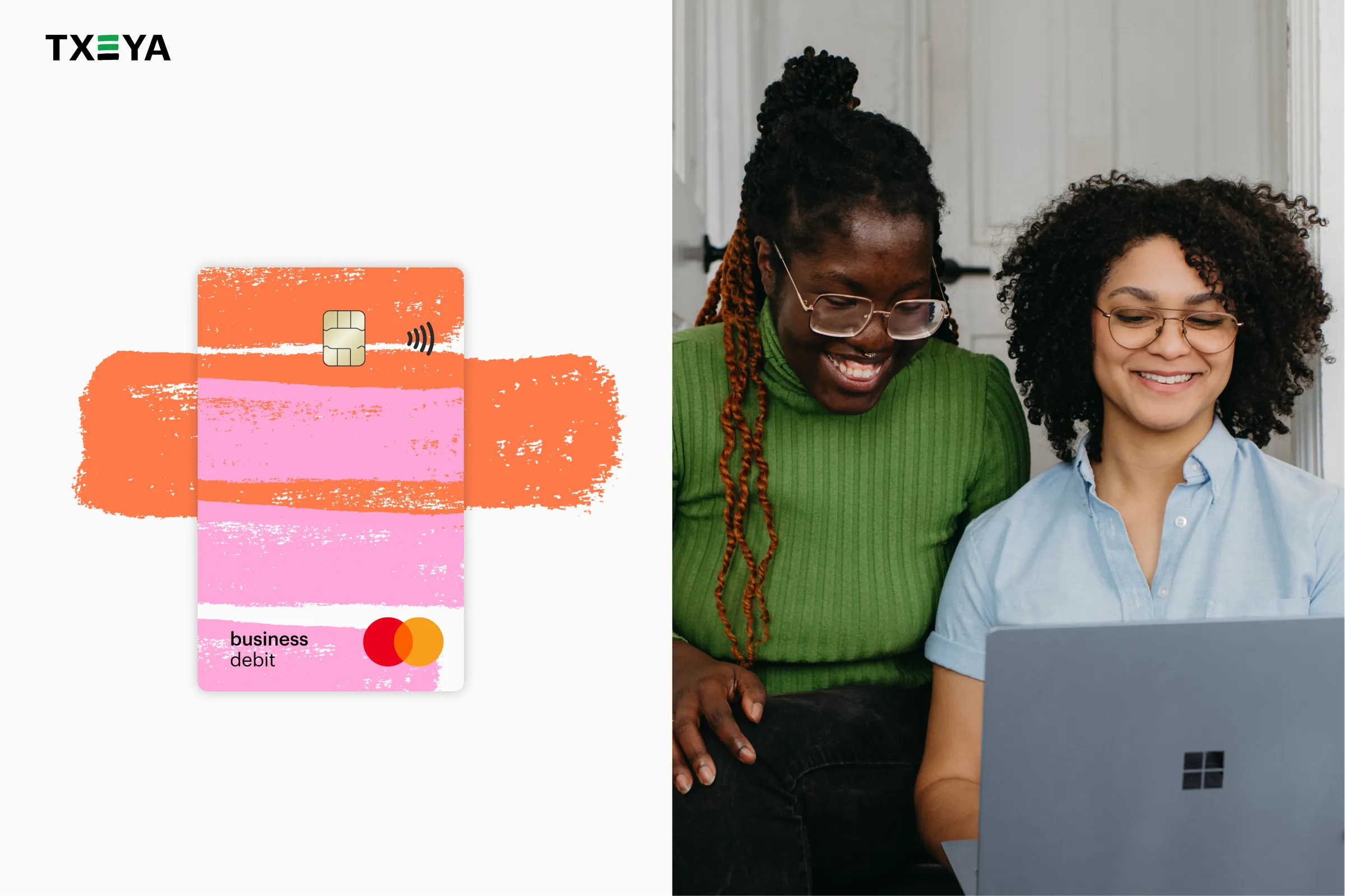 TXEYA-Kampagnenmotiv – orange-rosa Debitkarte neben zwei Gründerinnen am Laptop