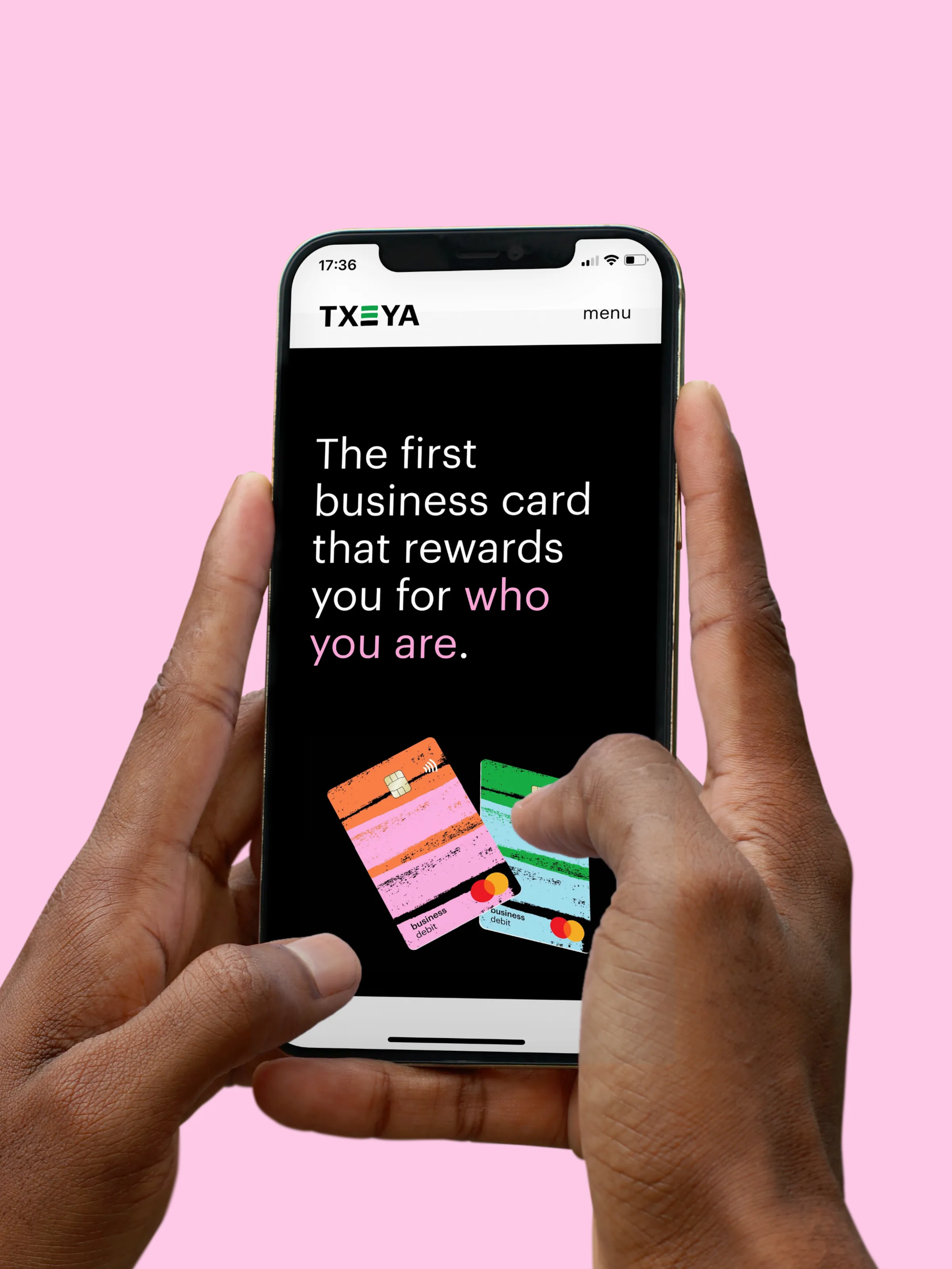 Hände halten das Smartphone mit der TXEYA-Karte