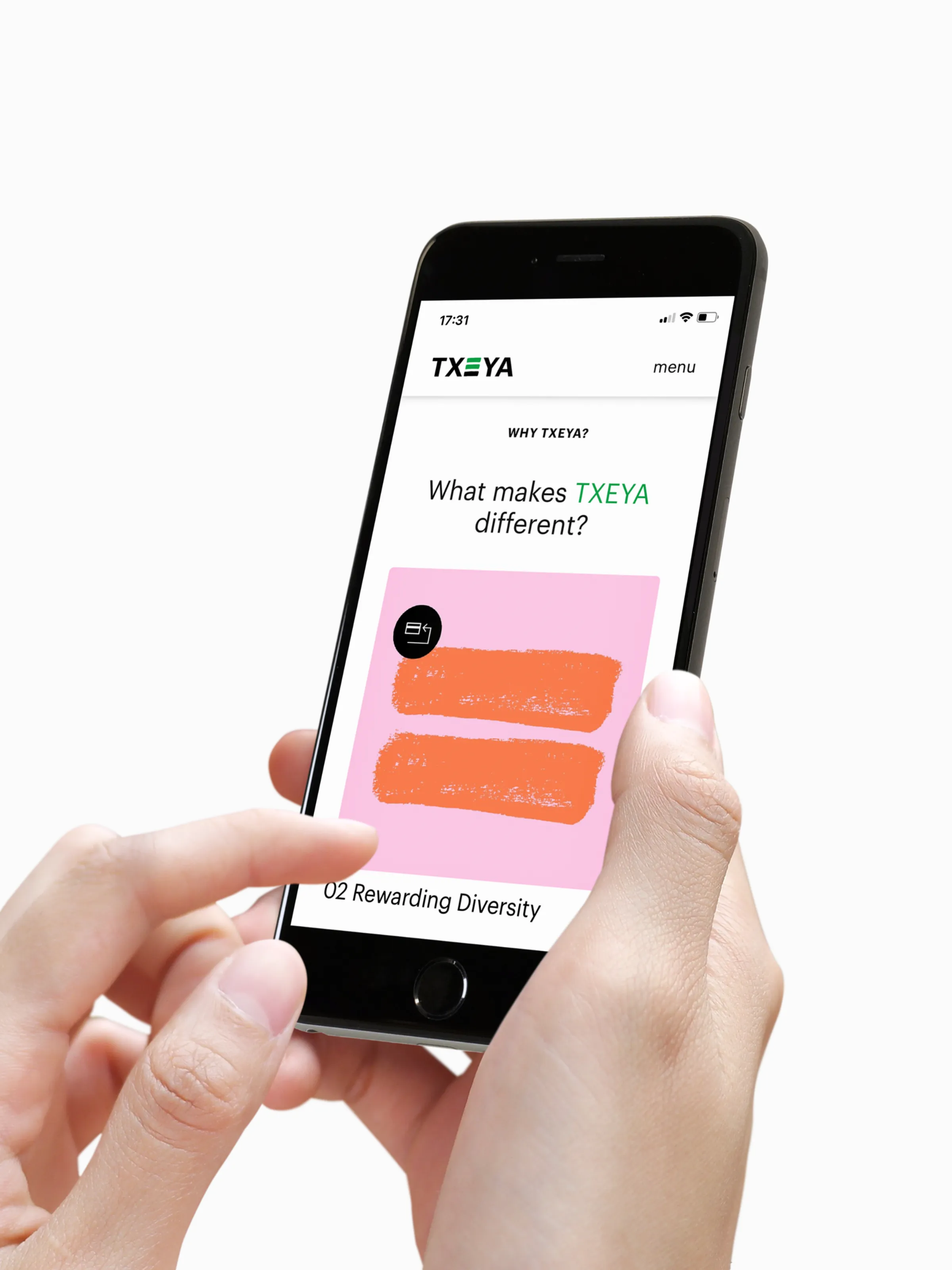 Hände halten das Smartphone mit der TXEYA-Karte