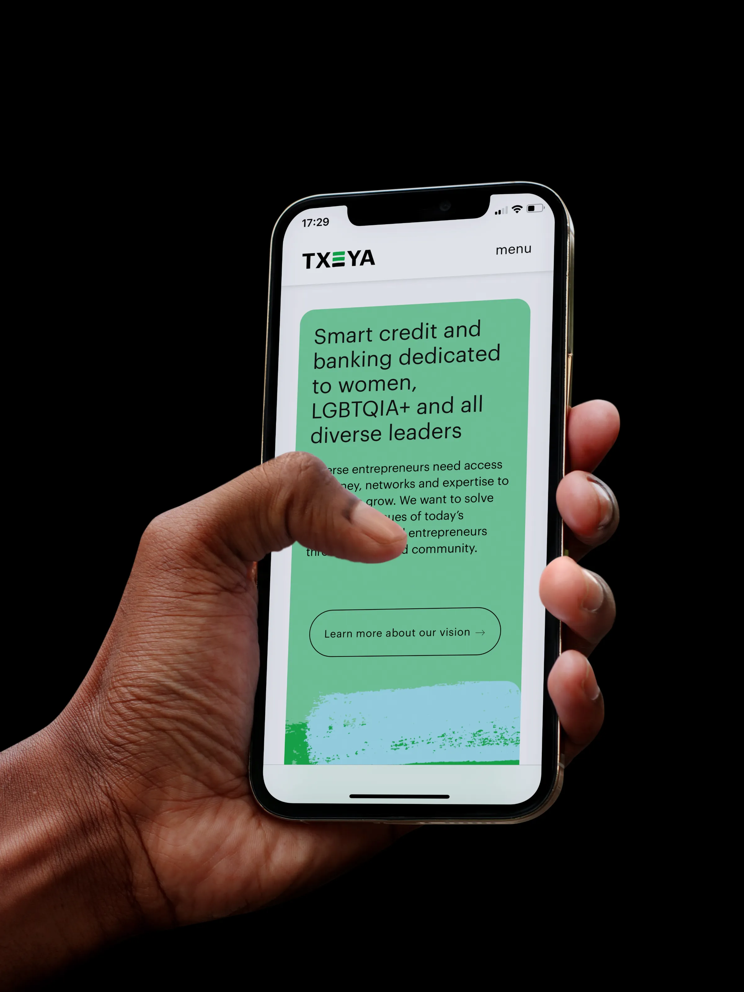 Hände halten das Smartphone mit der TXEYA-Karte
