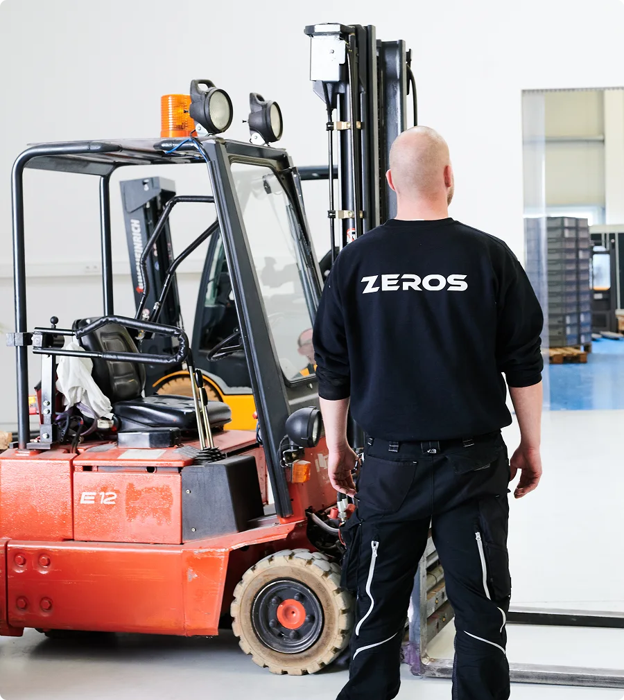 ZEROS-Mitarbeiter am Gabelstapler in der Werkshalle