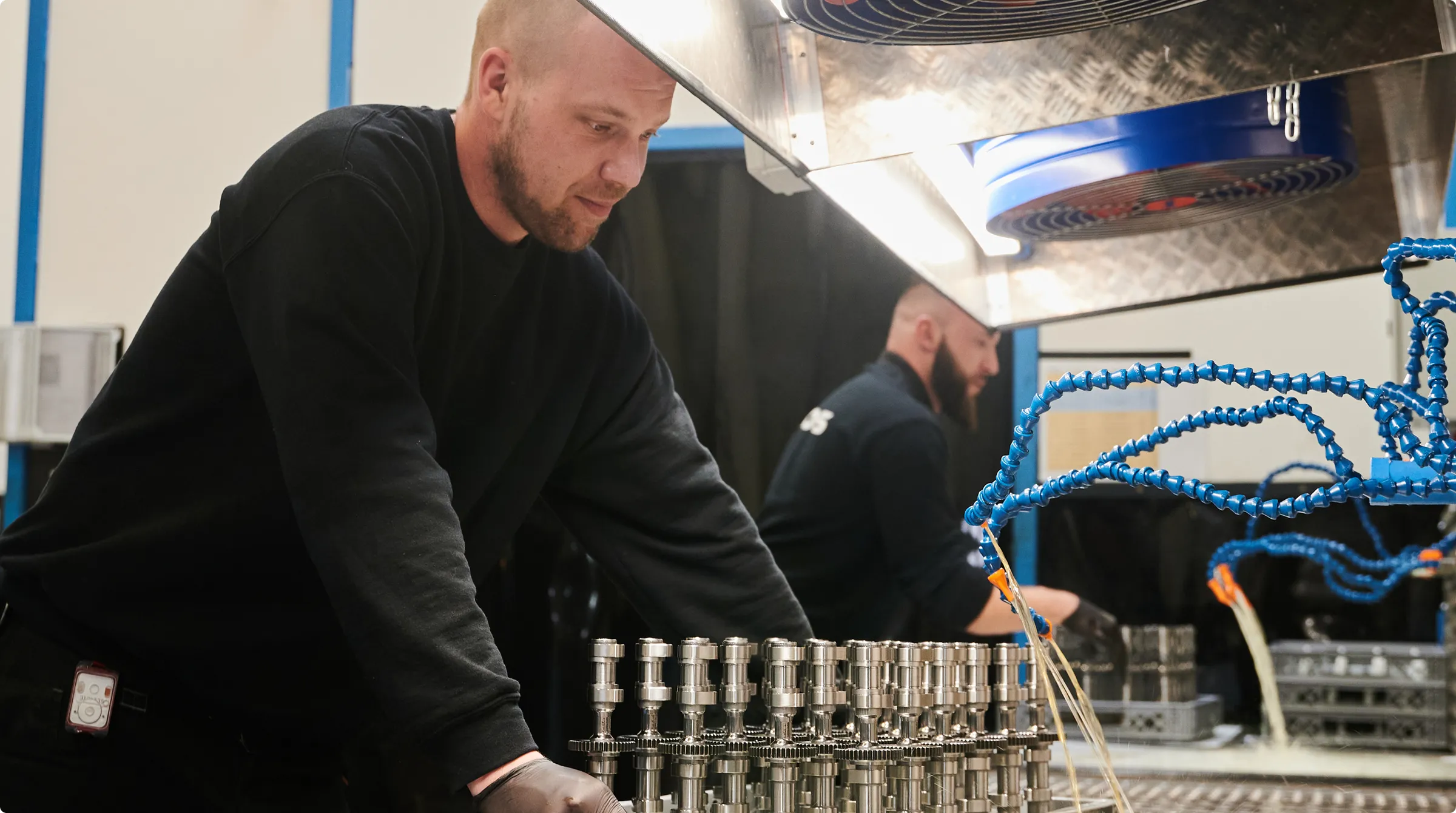 ZEROS-Mitarbeiter bei der Werkstoffprüfung in der Werkstatt