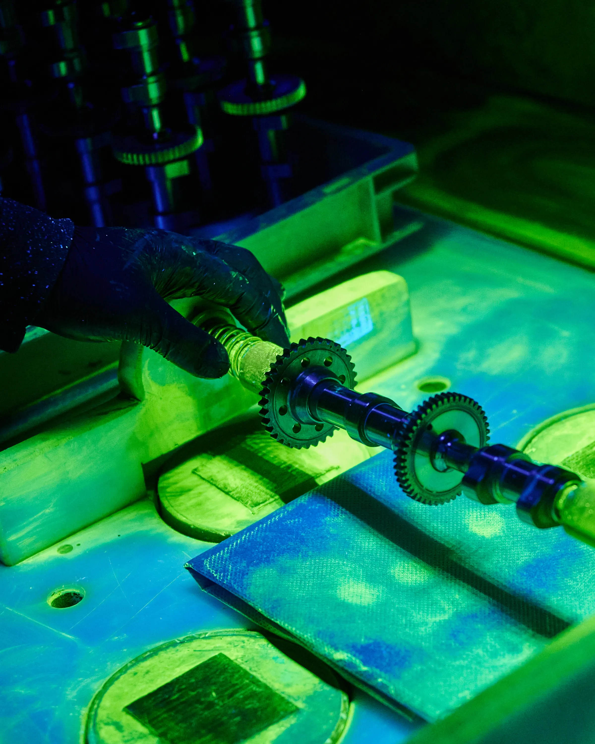 Magnetpulverprüfung unter UV-Licht